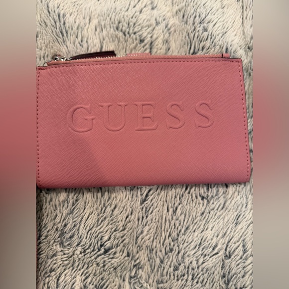 🌺NWT Guess Wristlet🌺 - Picture 2 of 9